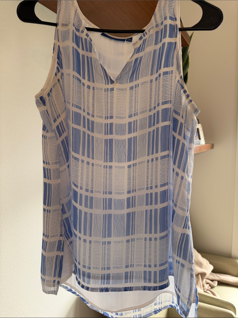 Apt. 9 Blue and White Patterned V-Neck Sleeveless Camisole